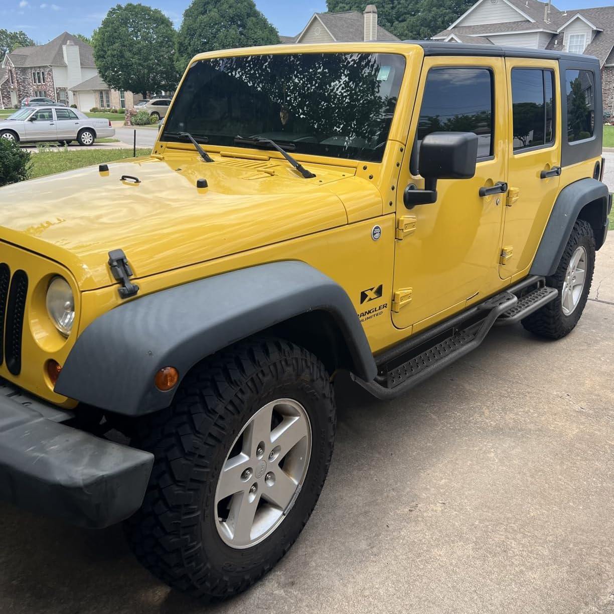 Binary Star's innovative Three-Step Design featuring a higher step in the middle of the running borad for easy access to items on the roof. Two 6