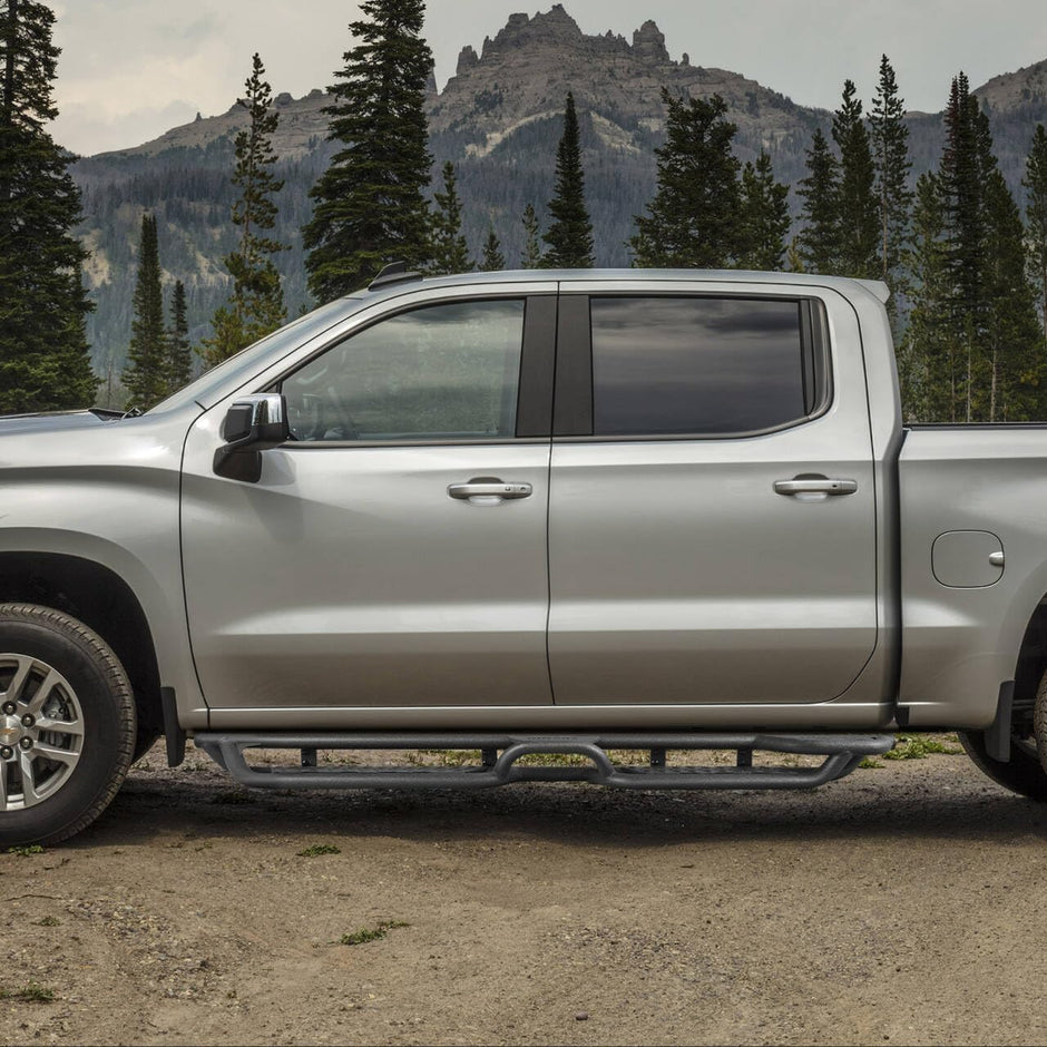 The extended length extends from the rear of the front wheel through the truck cab to the front of the rear wheel, giving you an all-round boost from the different functional and positional layouts of the side steps. The Gladiator running board fits close to the body curves, making the body better protected from collisions.