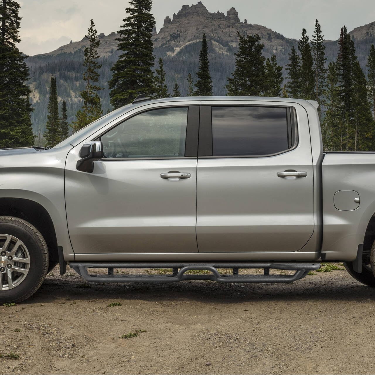 The extended length extends from the rear of the front wheel through the truck cab to the front of the rear wheel, giving you an all-round boost from the different functional and positional layouts of the side steps. The Gladiator running board fits close to the body curves, making the body better protected from collisions.