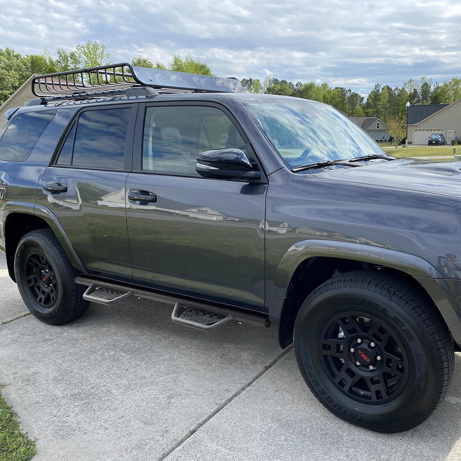 Our design is generally closer to the truck body, which will make the overall effect more beautiful, and can make the truck have better passability.